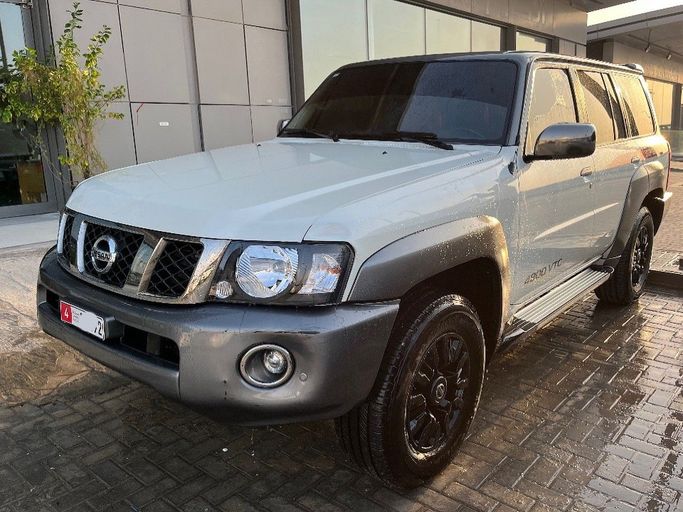 Подержанный Nissan Patrol V (Y61) Рестайлинг, 4.8 л, 2019 в Абу-Даби от Golden coast automobile showroom Белый цвет. GCC | AUTO.AE