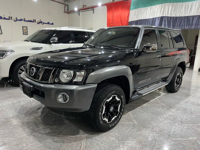 Used Nissan Patrol V (Y61) Facelift, 4.8 l, 2022 in Abu Dhabi by Golden coast automobile showroom, Black color. GCC Specs | AUTO.AE