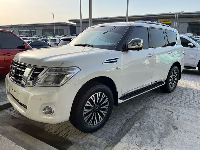Used Nissan Patrol VI (Y62) Facelift, 5.6 l, 2016 in Abu Dhabi by Golden coast automobile showroom, White color. GCC Specs | AUTO.AE
