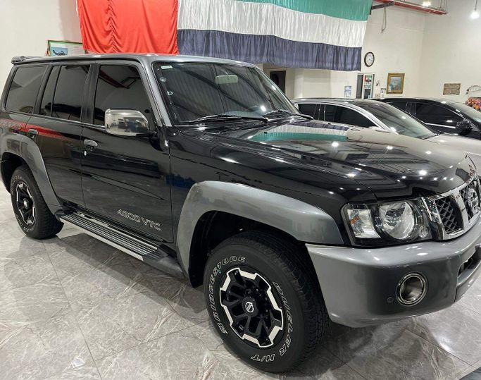 Used Nissan Patrol V (Y61) Facelift, 4.8 l, 2021 in Abu Dhabi by Golden coast automobile showroom, Black color. GCC Specs | AUTO.AE