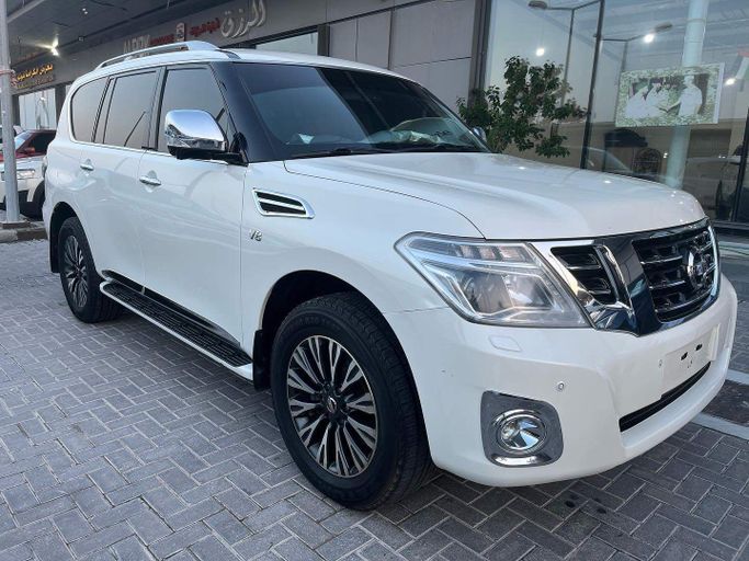 Подержанный Nissan Patrol VI (Y62) Рестайлинг, 5.6 л, 2015 в Абу-Даби от Golden coast automobile showroom Белый цвет. GCC | AUTO.AE