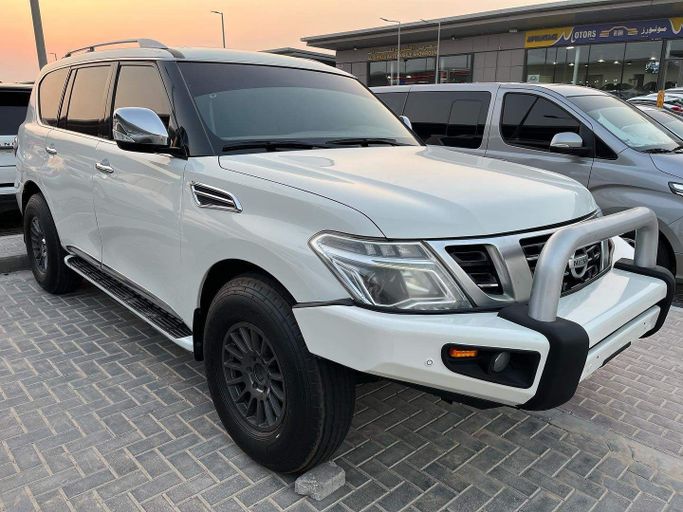 Used Nissan Patrol V (Y61) Facelift, 4.8 l, 2012 in Abu Dhabi by Golden coast automobile showroom, White color. GCC Specs | AUTO.AE