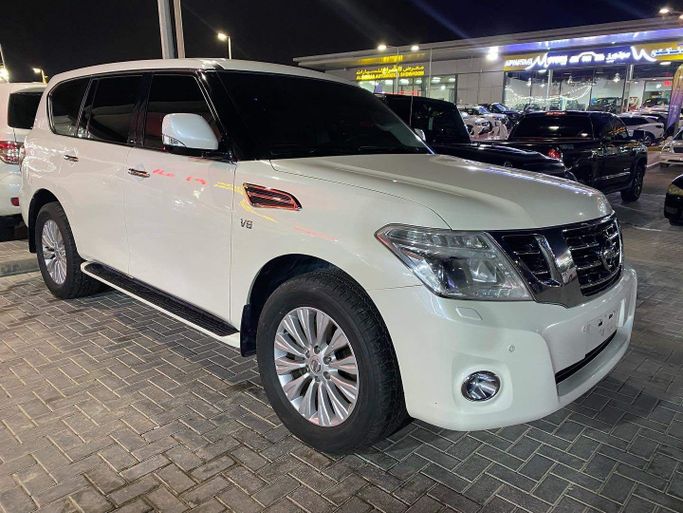 Подержанный Nissan Patrol VI (Y62) Рестайлинг, 5.6 л, 2017 в Абу-Даби от Golden coast automobile showroom Белый цвет. GCC | AUTO.AE