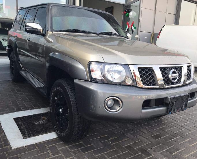 Подержанный Nissan Patrol V (Y61) Рестайлинг, 4.8 л, 2020 в Абу-Даби от Golden coast automobile showroom Серый цвет. GCC | AUTO.AE