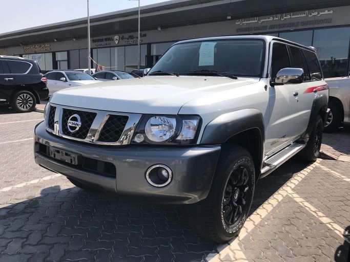 Подержанный Nissan Patrol V (Y61) Рестайлинг, 4.8 л, 2020 в Абу-Даби от Golden coast automobile showroom Белый цвет. GCC | AUTO.AE