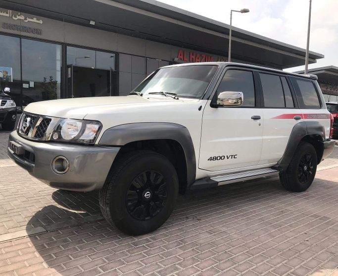 Used Nissan Patrol V (Y61) Facelift, 4.8 l, 2019 in Abu Dhabi by Golden coast automobile showroom, White color. GCC Specs | AUTO.AE