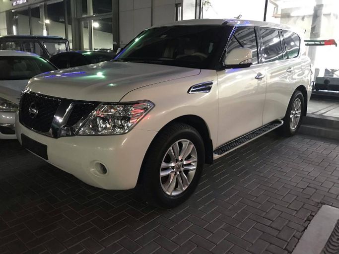 Used Nissan Patrol VI (Y62), 5.6 l, 2012 in Abu Dhabi by Golden coast automobile showroom, White color. GCC Specs | AUTO.AE