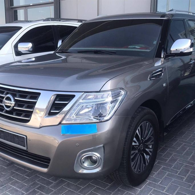Used Nissan Patrol VI (Y62), 5.6 l, 2013 in Abu Dhabi by Golden coast automobile showroom, Grey color. GCC Specs | AUTO.AE
