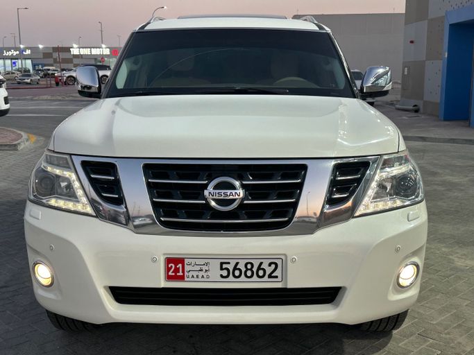 Подержанный Nissan Patrol VI (Y62) Рестайлинг, 5.6 л, 2015 в Абу-Даби от Rageh Motors Белый цвет.  | AUTO.AE