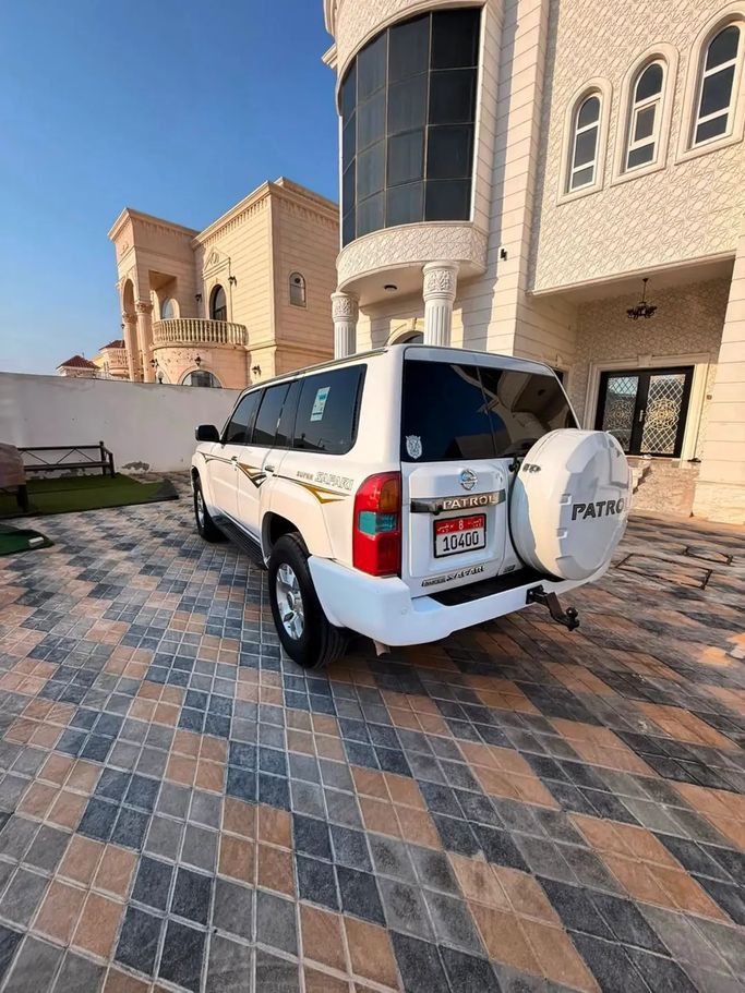 Used Nissan Patrol V (Y61) Facelift, 4.8 l, 2009 in Abu Dhabi, White color. GCC Specs | AUTO.AE | Listing #260544