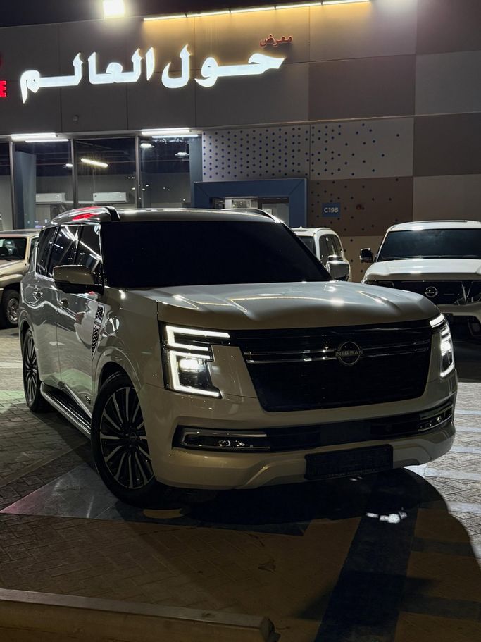 مستعملة Nissan Patrol سابعاً (Y63), 3.5 l, 2025 في في الإمارات, أبوظبي من Around The World Auto Mobile، اللون أبيض.  | AUTO.AE | إعلان #275026