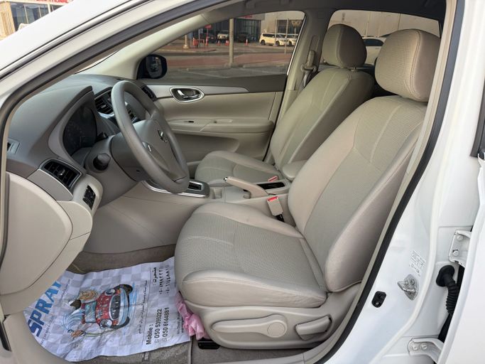 Подержанный Nissan Sentra VIII (B18), 2.0 л, 2019 в Абу-Даби Белый цвет. GCC | AUTO.AE