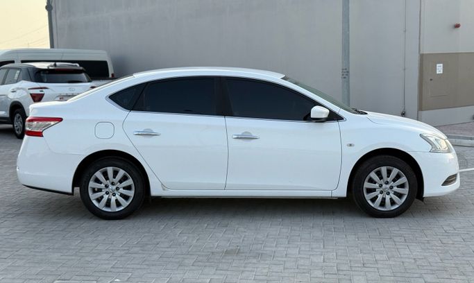 Подержанный Nissan Sentra VIII (B18), 2.0 л, 2019 в Абу-Даби Белый цвет. GCC | AUTO.AE