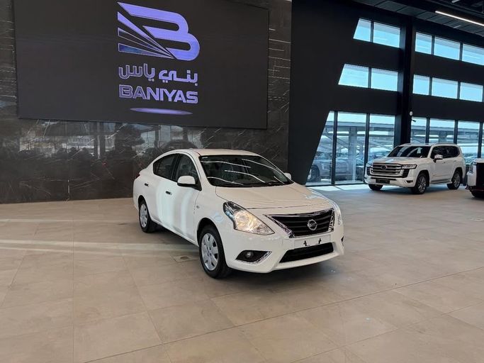 Новый Nissan Sunny N17 Рестайлинг, 1.5 л, 2025 в Абу-Даби от Baniyas Cars Abu Dhabi Белый цвет. GCC | AUTO.AE