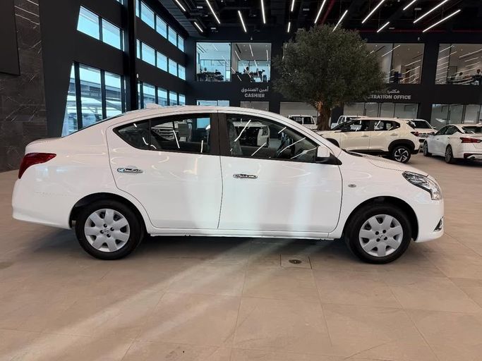 Новый Nissan Sunny N17 Рестайлинг, 1.5 л, 2025 в Абу-Даби от Baniyas Cars Abu Dhabi Белый цвет. GCC | AUTO.AE