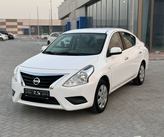 Подержанный Nissan Sunny N17 Рестайлинг, 1.5 л, 2022 в Абу-Даби от Al Laith Cars Showroom Белый цвет. GCC | AUTO.AE