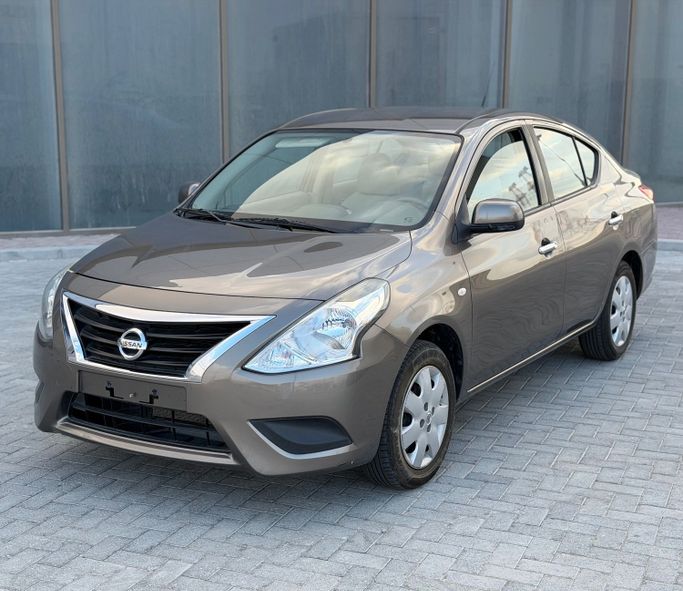 Подержанный Nissan Sunny N17 Рестайлинг, 1.5 л, 2022 в Абу-Даби от Al Laith Cars Showroom Коричневый цвет. GCC | AUTO.AE
