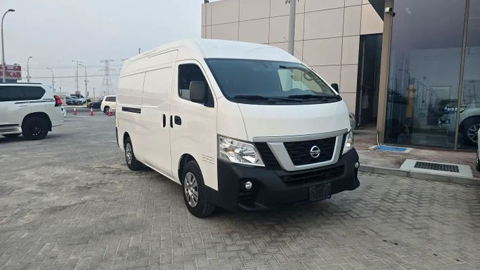 Подержанный Nissan Urvan V (E26) / NV350 Urvan, 2.5 л, 2022 в Абу-Даби от Bin Faraj Automobile Showroom Белый цвет. GCC | AUTO.AE