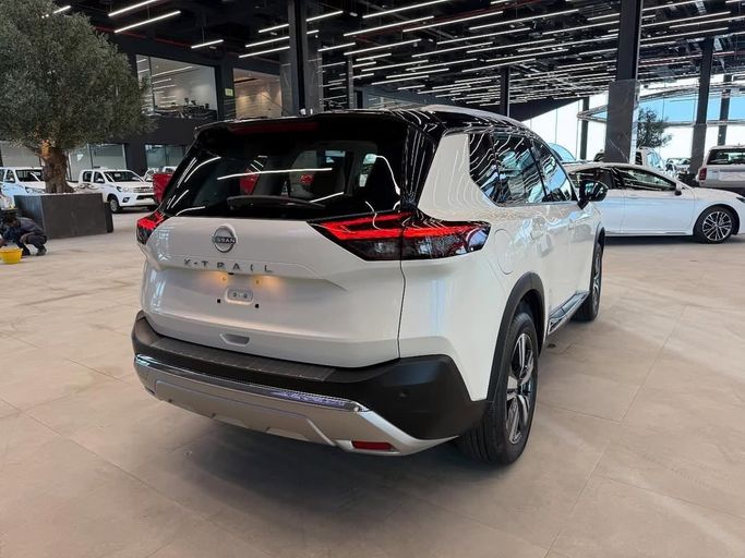 New Nissan X-Trail IV, 2.5 l, 2025 in Abu Dhabi by Baniyas Cars Abu Dhabi, White color. Other | AUTO.AE
