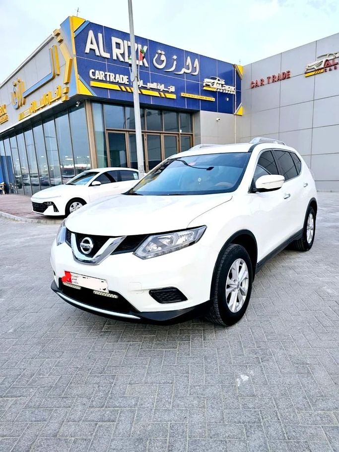 Подержанный Nissan X-Trail III, 2.5 л, 2015 в Абу-Даби от Al Asad Automobile Showroom Белый цвет. GCC | AUTO.AE