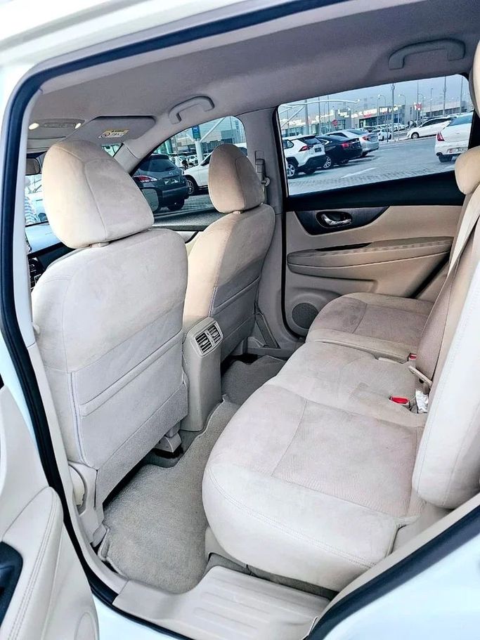 Подержанный Nissan X-Trail III, 2.5 л, 2015 в Абу-Даби от Al Asad Automobile Showroom Белый цвет. GCC | AUTO.AE