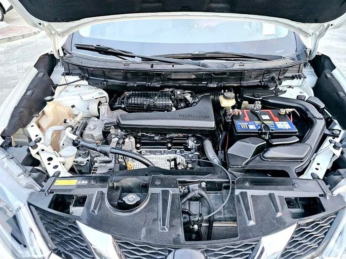 Подержанный Nissan X-Trail III, 2.5 л, 2015 в Абу-Даби от Al Asad Automobile Showroom Белый цвет. GCC | AUTO.AE