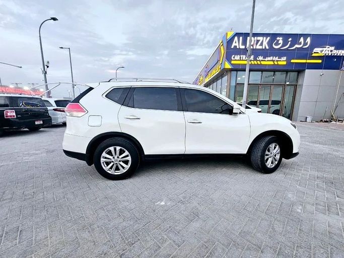 Подержанный Nissan X-Trail III, 2.5 л, 2015 в Абу-Даби от Al Asad Automobile Showroom Белый цвет. GCC | AUTO.AE