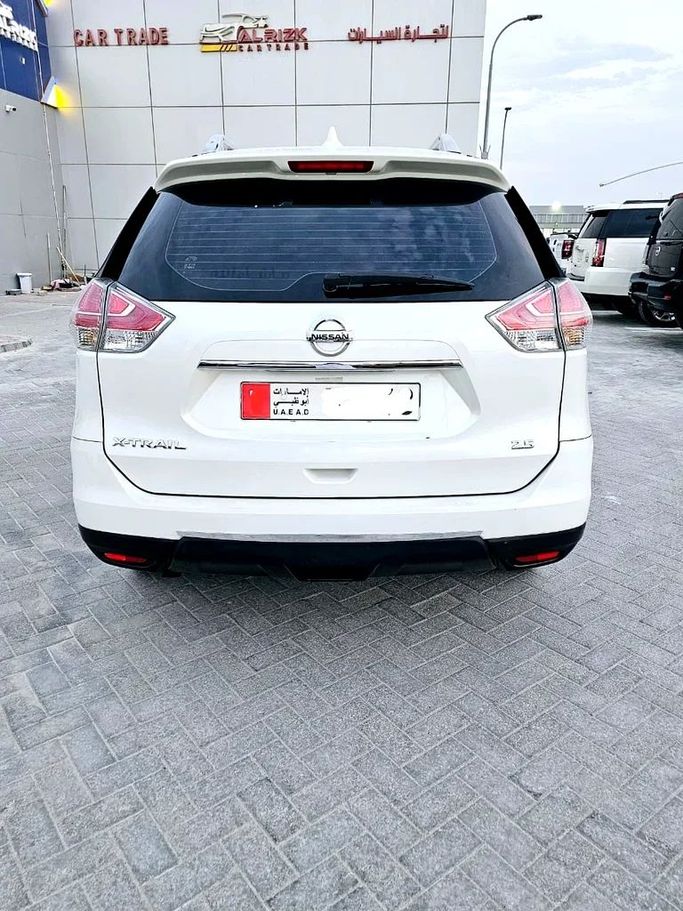 Подержанный Nissan X-Trail III, 2.5 л, 2015 в Абу-Даби от Al Asad Automobile Showroom Белый цвет. GCC | AUTO.AE