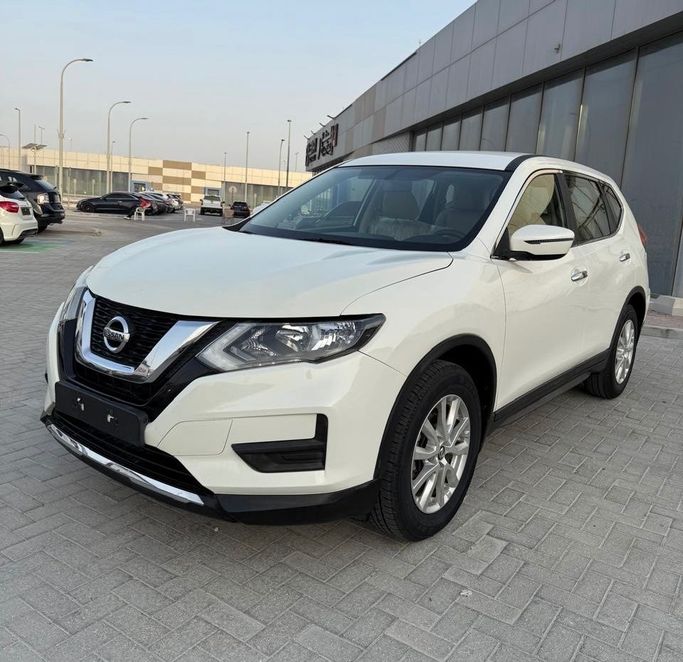 Подержанный Nissan X-Trail III Рестайлинг, 2.5 л, 2021 в Абу-Даби от Al Laith Cars Showroom Белый цвет. GCC | AUTO.AE