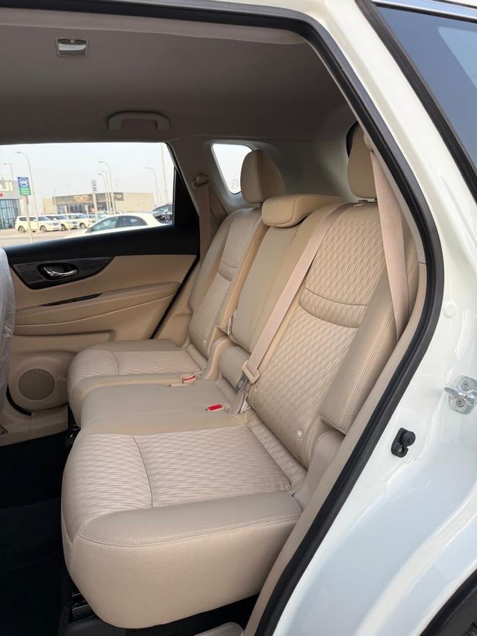 Подержанный Nissan X-Trail III Рестайлинг, 2.5 л, 2021 в Абу-Даби от Al Laith Cars Showroom Белый цвет. GCC | AUTO.AE