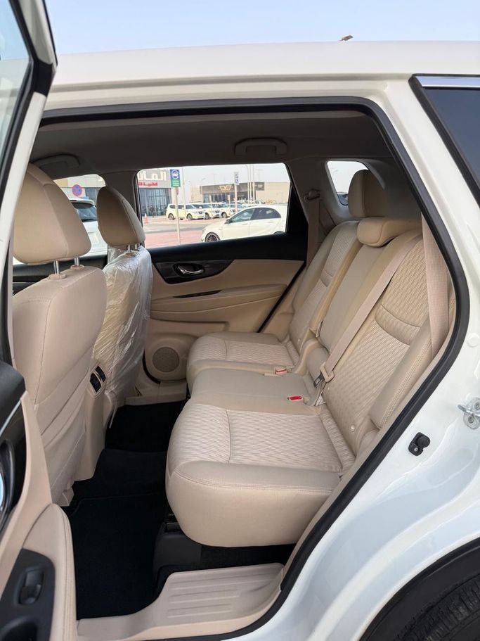 Подержанный Nissan X-Trail III Рестайлинг, 2.5 л, 2021 в Абу-Даби от Al Laith Cars Showroom Белый цвет. GCC | AUTO.AE