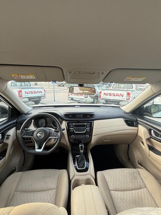 Подержанный Nissan X-Trail III Рестайлинг, 2.5 л, 2021 в Абу-Даби от Al Laith Cars Showroom Белый цвет. GCC | AUTO.AE