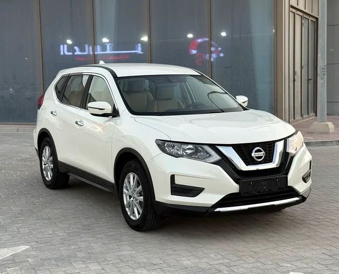 Подержанный Nissan X-Trail III Рестайлинг, 2.5 л, 2022 в Абу-Даби от Al Laith Cars Showroom Белый цвет. GCC | AUTO.AE