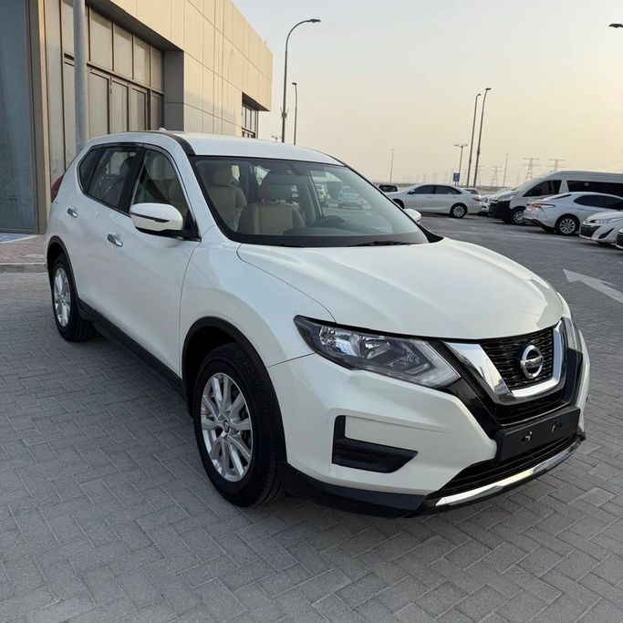Used Nissan X-Trail III, 2.5 l, 2018 in Abu Dhabi by Al Laith Cars Showroom, White color. GCC Specs | AUTO.AE