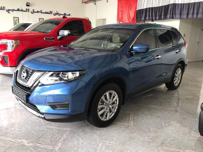Used Nissan X-Trail III Facelift, 2.5 l, 2020 in Abu Dhabi by Golden coast automobile showroom, Navy Blue color. GCC Specs | AUTO.AE