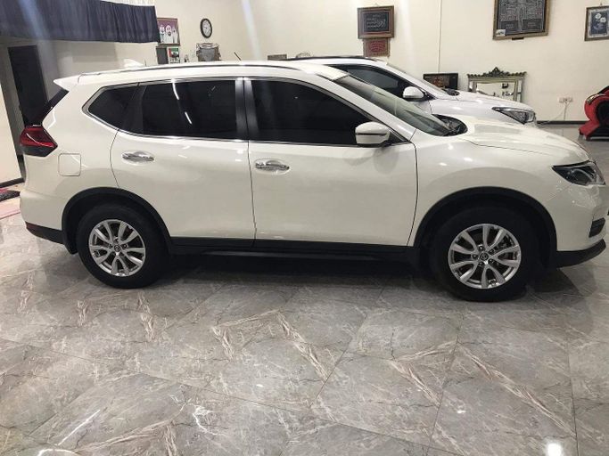 Used Nissan X-Trail III Facelift, 2.5 l, 2020 in Abu Dhabi by Golden coast automobile showroom, White color. GCC Specs | AUTO.AE