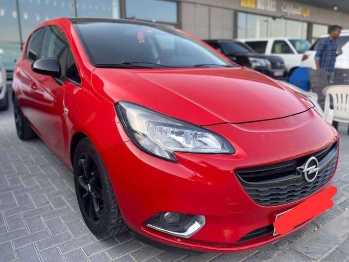 Подержанный Opel Corsa E, 1.4 л, 2015 в Абу-Даби от The Shark Automobile Showroom Красный цвет. GCC | AUTO.AE