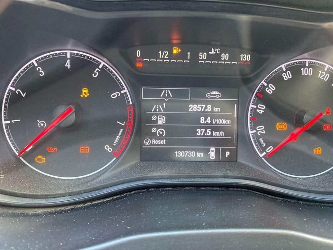 Подержанный Opel Corsa E, 1.4 л, 2015 в Абу-Даби от The Shark Automobile Showroom Красный цвет. GCC | AUTO.AE