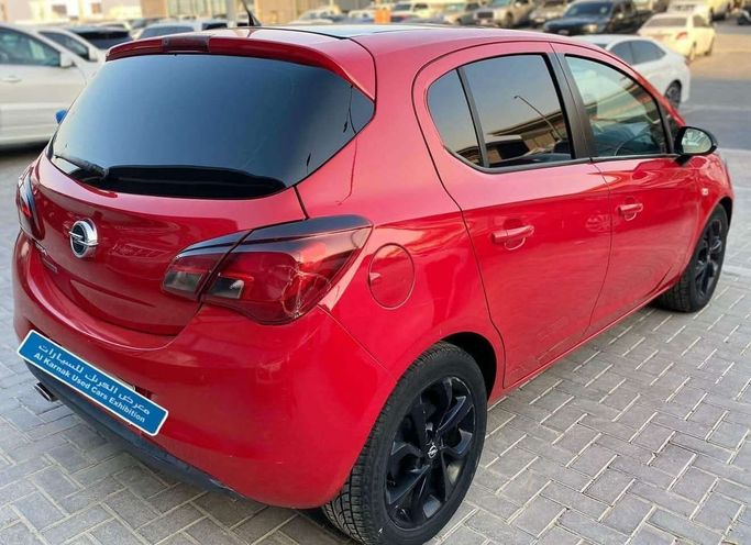 Подержанный Opel Corsa E, 1.4 л, 2015 в Абу-Даби от The Shark Automobile Showroom Красный цвет. GCC | AUTO.AE