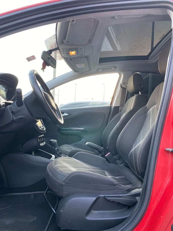 Подержанный Opel Corsa E, 1.4 л, 2015 в Абу-Даби от The Shark Automobile Showroom Красный цвет. GCC | AUTO.AE