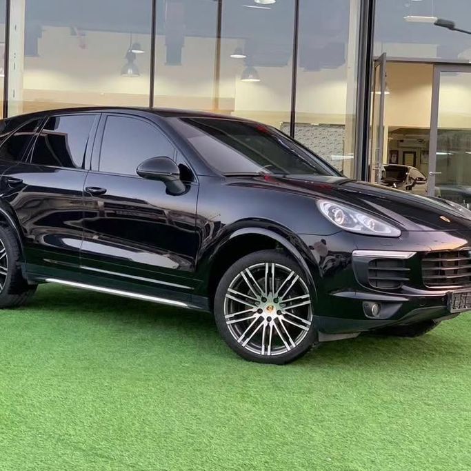 Подержанный Porsche Cayenne III, 3.0 л, 2017 в Абу-Даби от Al Fajr Automobile showroom Черный цвет. GCC | AUTO.AE