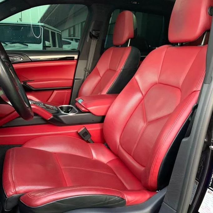 Подержанный Porsche Cayenne III, 3.0 л, 2017 в Абу-Даби от Al Fajr Automobile showroom Черный цвет. GCC | AUTO.AE