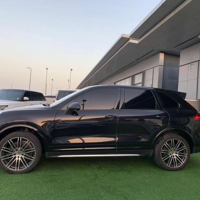 Подержанный Porsche Cayenne III, 3.0 л, 2017 в Абу-Даби от Al Fajr Automobile showroom Черный цвет. GCC | AUTO.AE