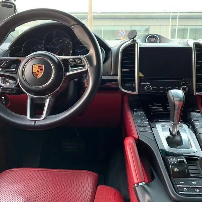 Подержанный Porsche Cayenne III, 3.0 л, 2017 в Абу-Даби от Al Fajr Automobile showroom Черный цвет. GCC | AUTO.AE