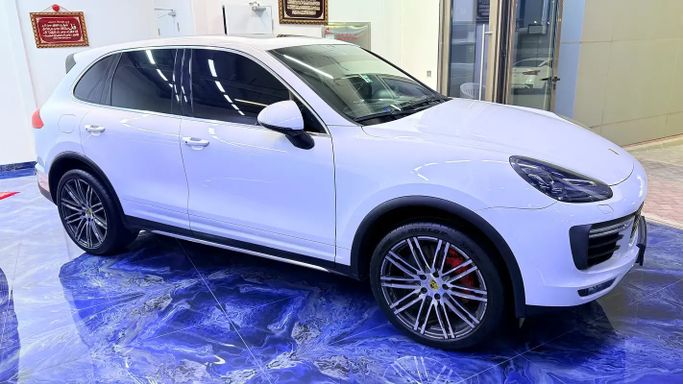 مستعملة Porsche Cayenne Turbo فيس ليفت الثاني (958), 4.8 l, 2015 في في الإمارات, أبوظبي من Al Fateh Used Automobiles Showroom، اللون أبيض. مواصفات الخليج | AUTO.AE | إعلان #274298