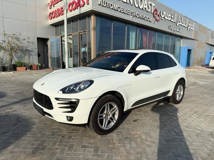 Подержанный Porsche Macan I, 2.0 л, 2018 в Абу-Даби от Golden coast automobile showroom Белый цвет.  | AUTO.AE