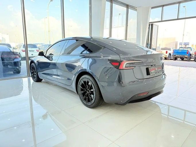 Подержанный Tesla Model 3 Long Range I Рестайлинг, 2024 в Абу-Даби от Al Bayan Motors Серый цвет. GCC | AUTO.AE