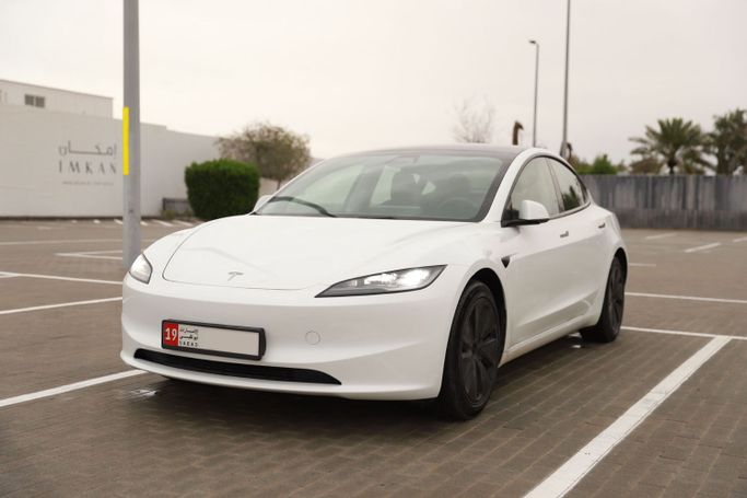 Used Tesla Model 3 Long Range I Facelift, 2024 in Abu Dhabi, White color. GCC Specs | AUTO.AE