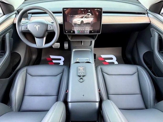 Подержанный Tesla Model Y Performance I, 2024 в Абу-Даби от Al Bayan Motors Белый цвет. GCC | AUTO.AE