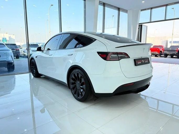 Подержанный Tesla Model Y Performance I, 2024 в Абу-Даби от Al Bayan Motors Белый цвет. GCC | AUTO.AE